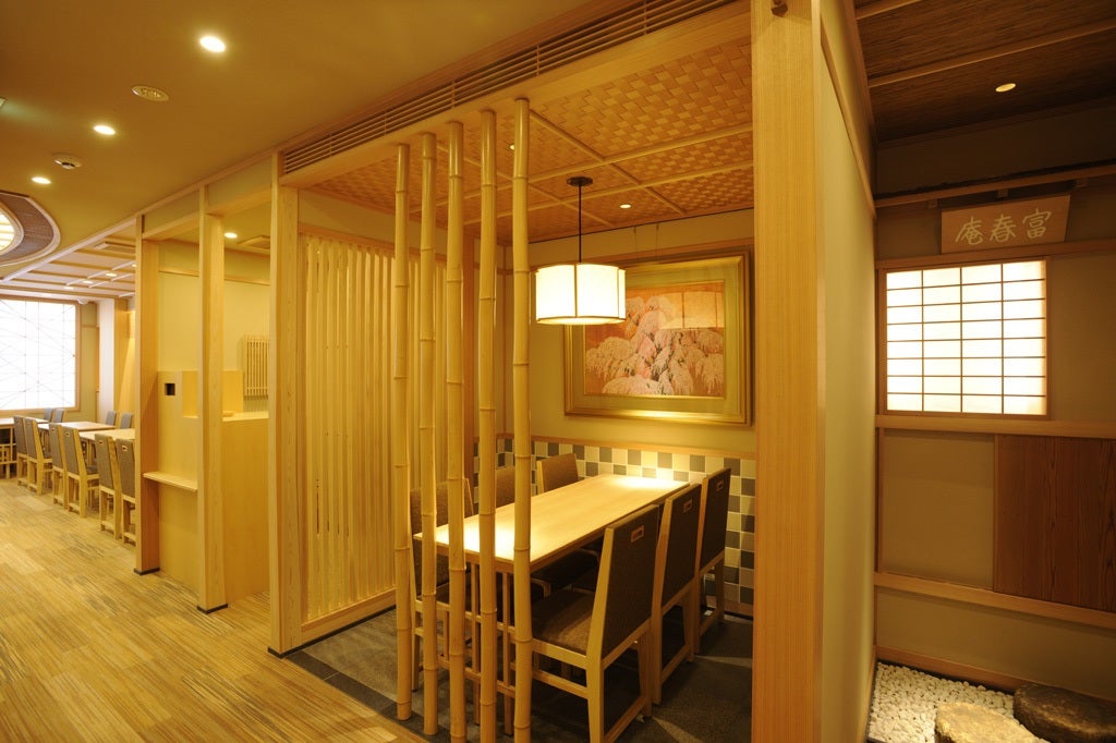 落ち着いた雰囲気の茶寮都路里　祇園本店　店内風景（提供元：茶寮都路里）