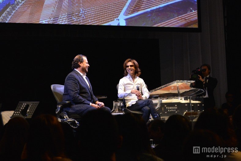 （左より）マーク氏、YOSHIKI