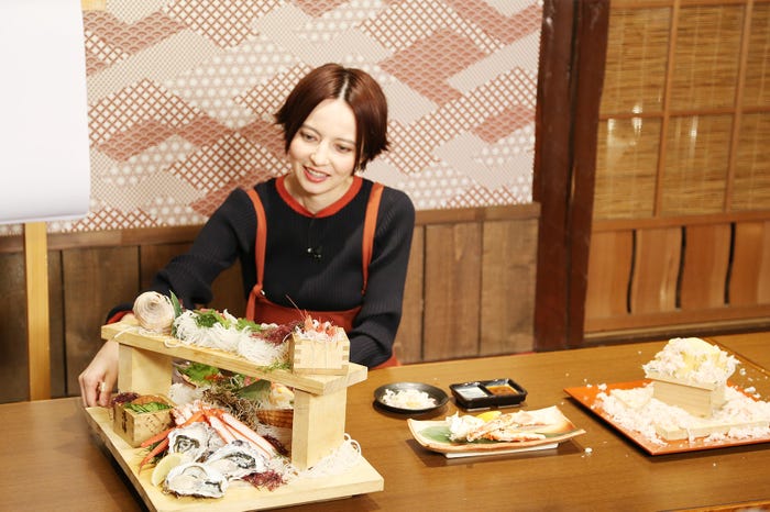 黒トップスの衣装を着用したベッキー(画像提供:北海道文化放送)