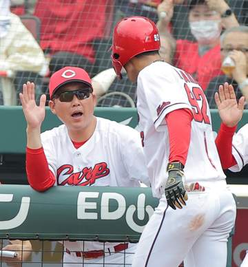 広島・新井監督 床田7番「普通にバッティングがいいので」名原「気合と根性で食らいつく姿はファンの心も打つ」【一問一答】