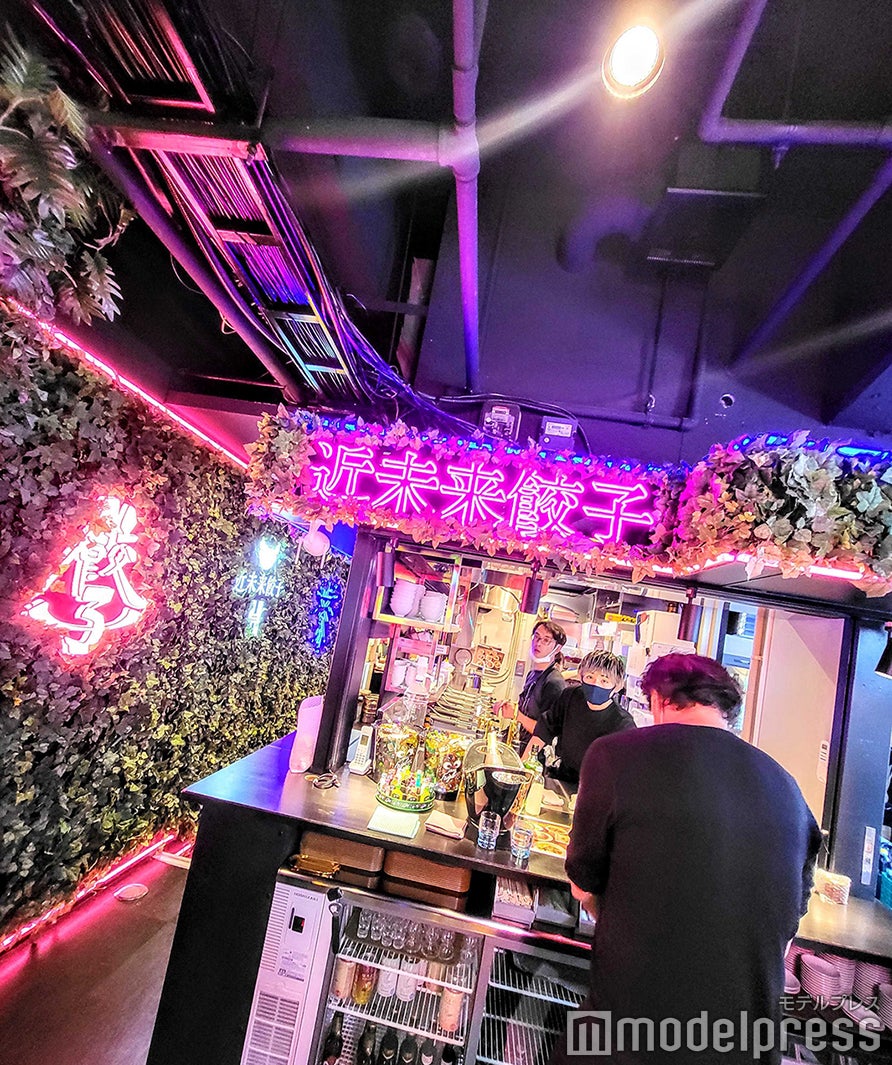 「近未来餃子H」店内の様子（C）モデルプレス