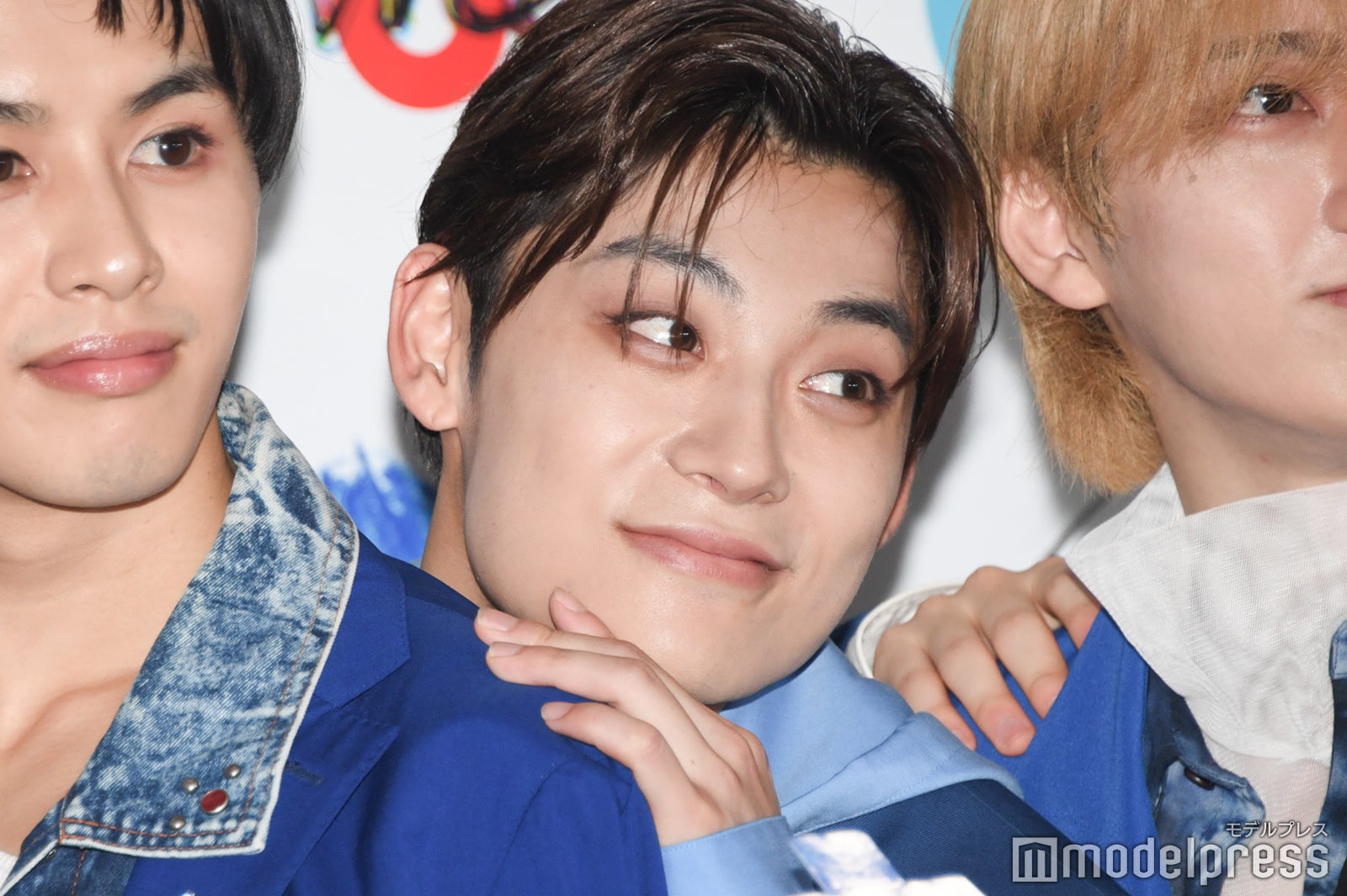 タクヤの肩にはまるアロハ（C）モデルプレス