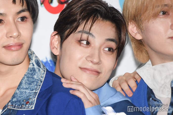 タクヤの肩にはまるアロハ(C)モデルプレス