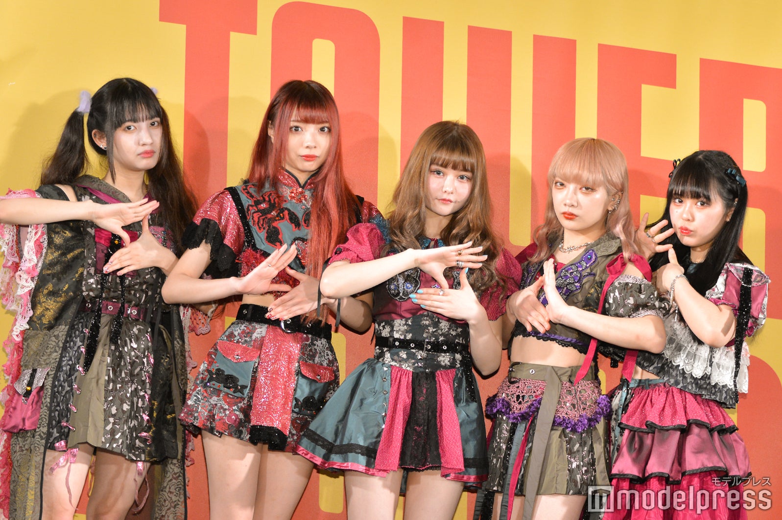 （左から）西井万理那、藍染カレン、戦慄かなの、香椎かてぃ、兎凪さやか （C）モデルプレス