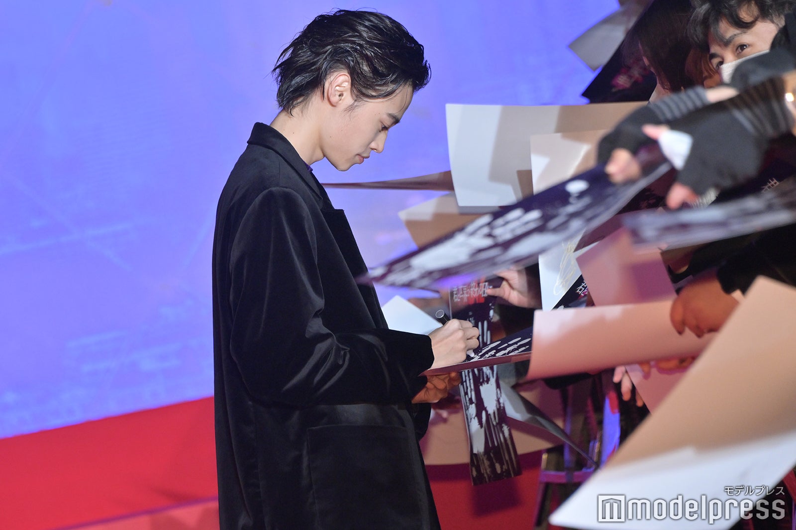 ファンにサインする窪塚愛流（C）モデルプレス