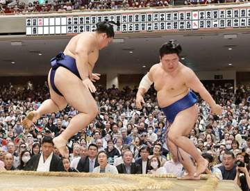 大の里 藤ノ川を初撃破 寄り切り完勝「好きなことさせないように」 1年ぶりVに前進「最後までやるべきことを」