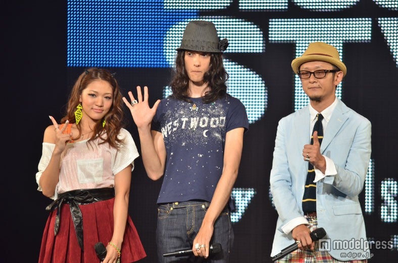 ステージ上で歓声を浴びた栗原類（左から）ALICE、栗原類、K.j.