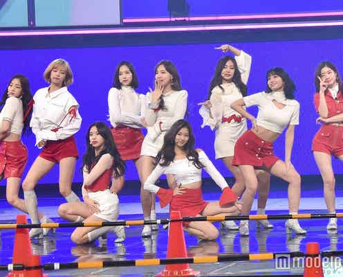 TWICE“紅白”衣装で美脚全開 笑顔でリハ終える<紅白リハ1日目>