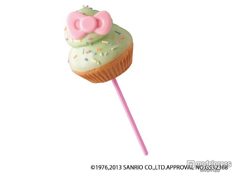 ふんわりソフトなカップケーキ生地に青りんごホイップを絞り、青りんご風味のチョコでコーティングし、カラーシュガーとハローキティのリボンをトッピング【青りんごカップケーキ】