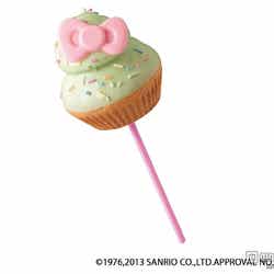 ふんわりソフトなカップケーキ生地に青りんごホイップを絞り、青りんご風味のチョコでコーティングし、カラーシュガーとハローキティのリボンをトッピング【青りんごカップケーキ】