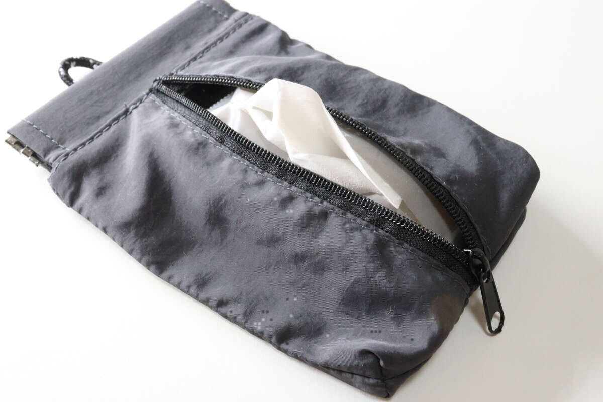 ダイソー ポケットティッシュも入るユーティリティバネ口ポーチ ダイソーのポケットティッシュも入るユーティリティバネ口ポーチにティッシュを収納する