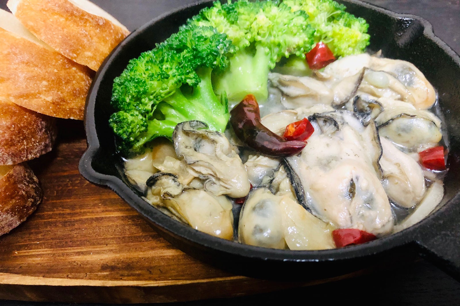 牡蠣のアヒージョ／画像提供：株式会社 横浜赤レンガ