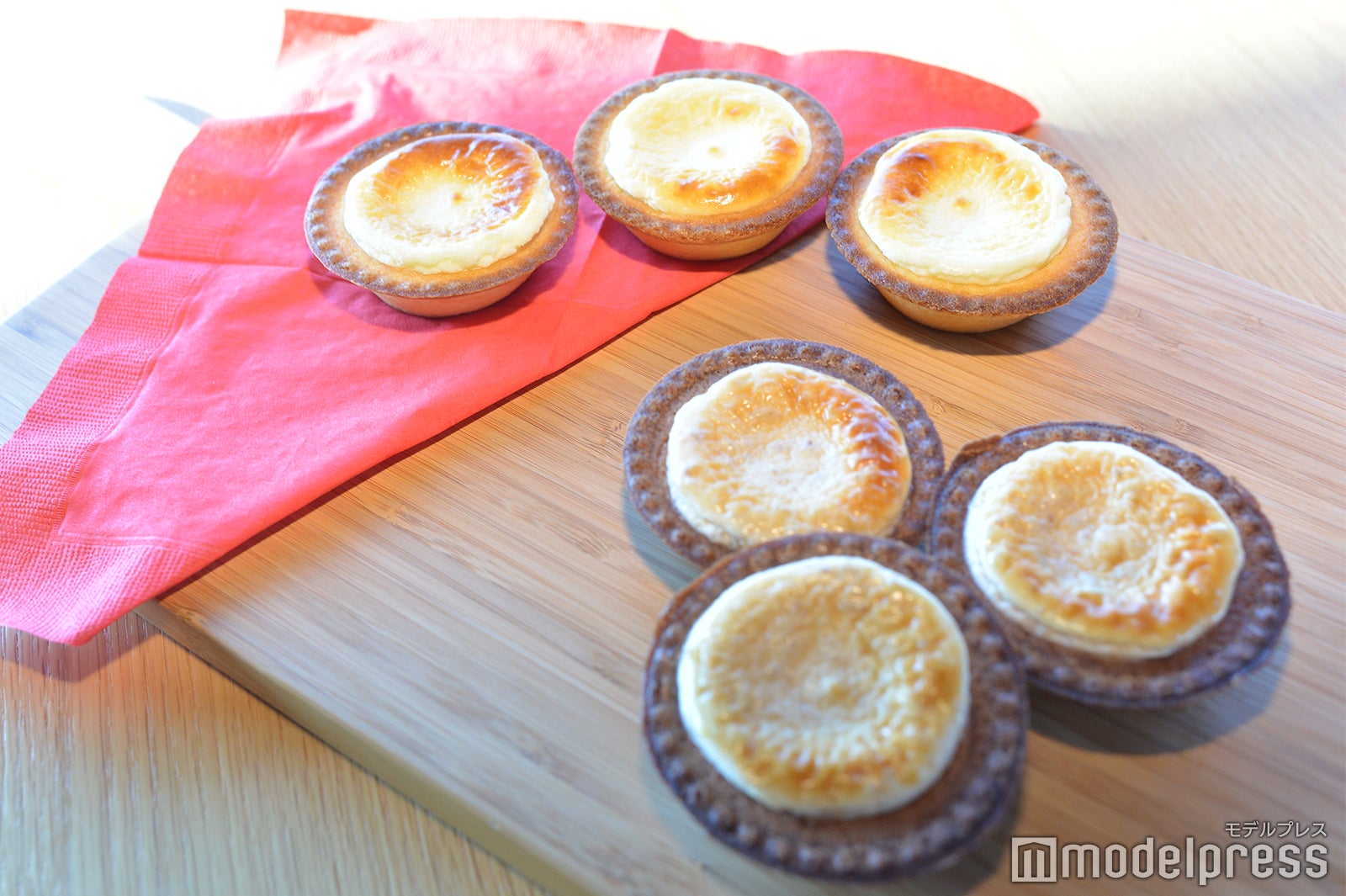 （後方）「BAKE CHEESE TART×スターバックス チーズタルト」、（前方）「BAKE CHEESE TART×スターバックス ホリデーチーズタルト」（C）モデルプレス