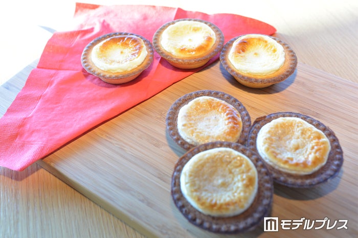 （後方）「BAKE CHEESE TART×スターバックス チーズタルト」、（前方）「BAKE CHEESE TART×スターバックス ホリデーチーズタルト」（C）ビューティーガール