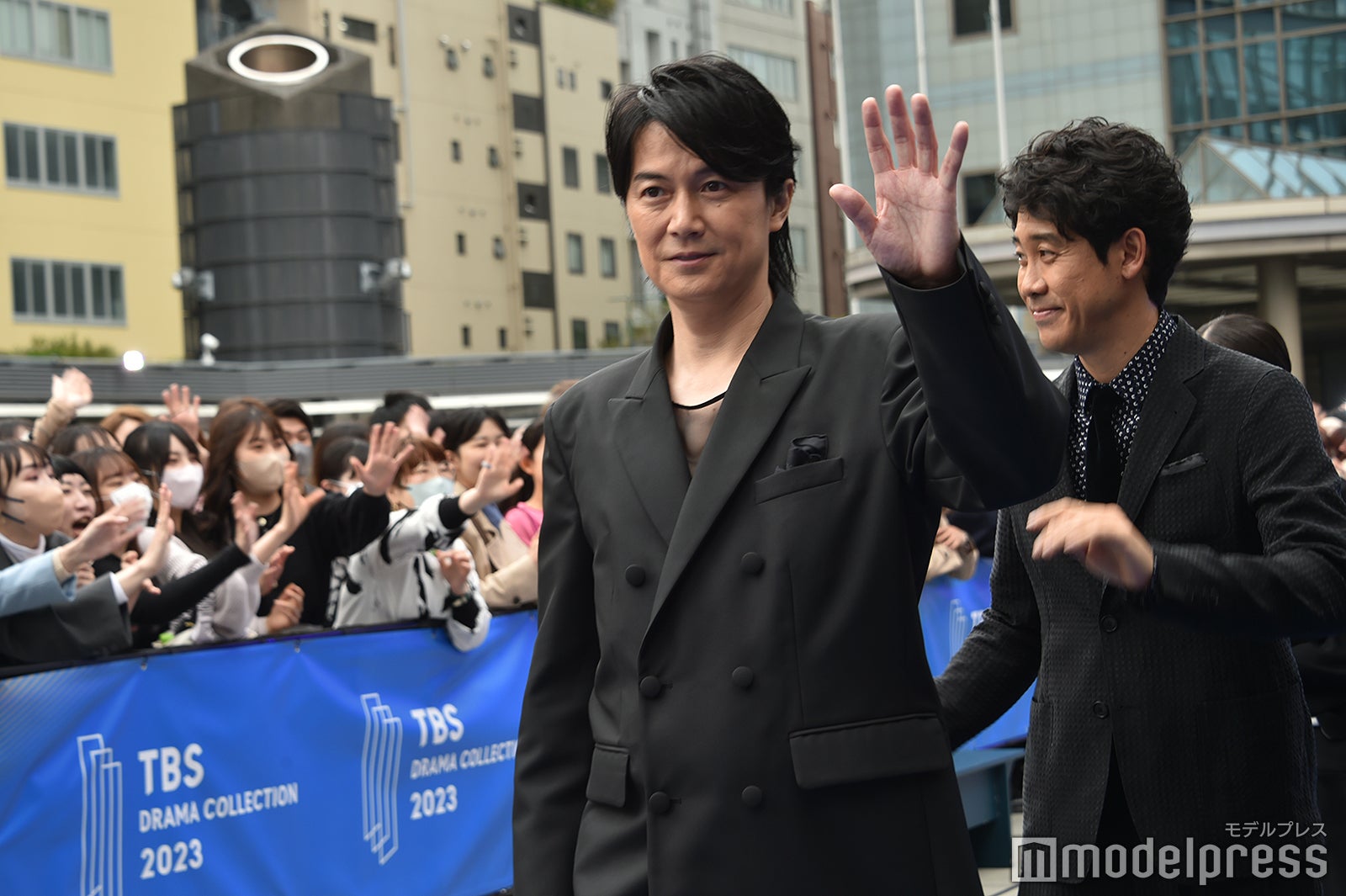 手を振る福山雅治、大泉洋（C）モデルプレス