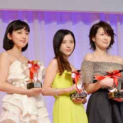 左から：川口春奈、吉高由里子、吉瀬美智子