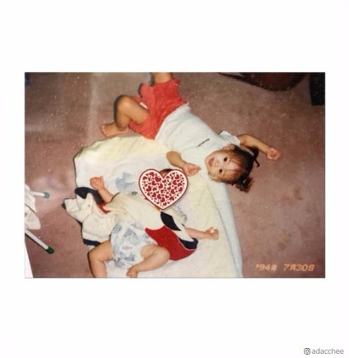 足立梨花「パンチラしてる？」幼少期写真に反響「なんでこんなに可愛いの？」