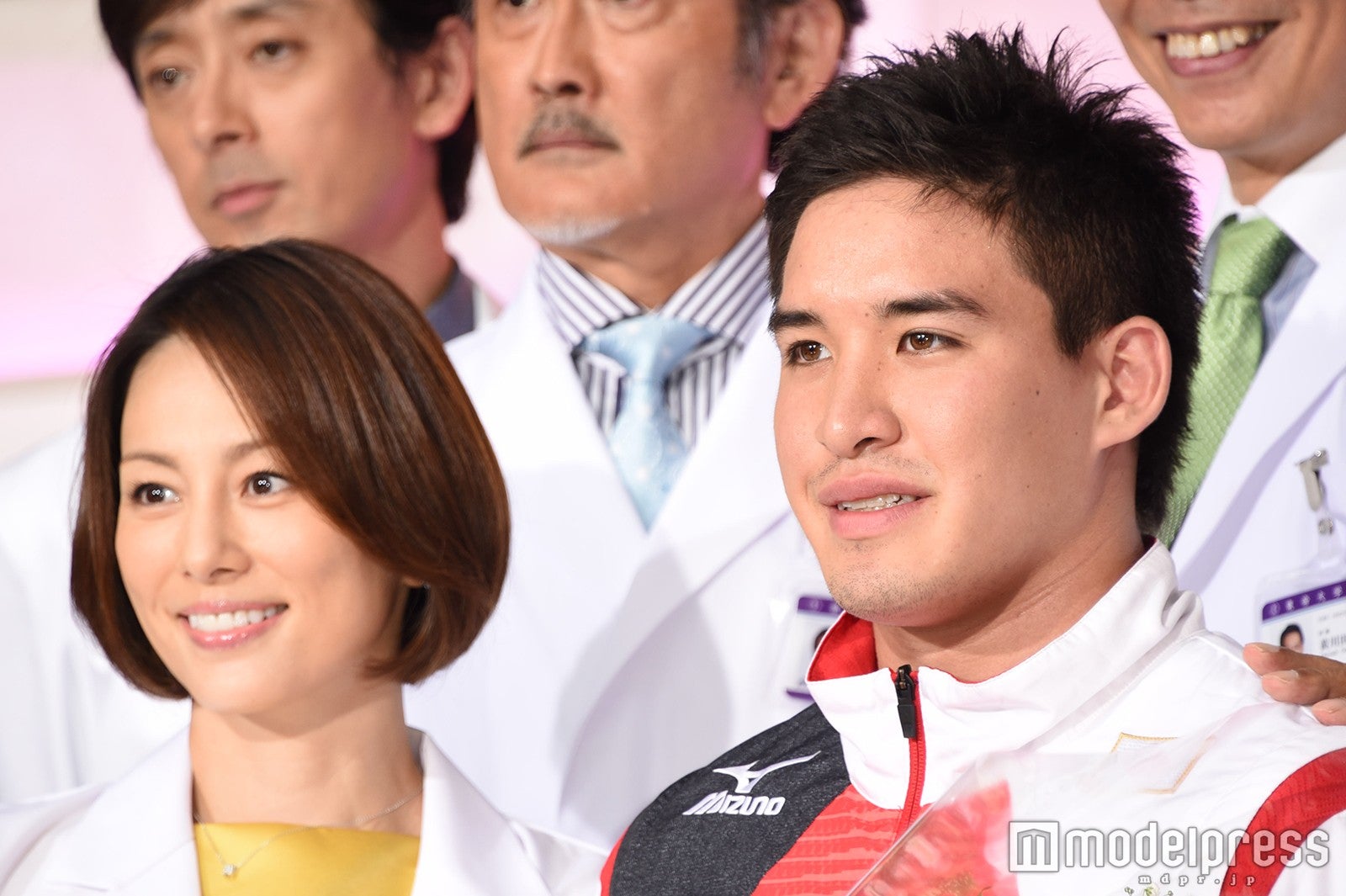 （左から）米倉涼子、ベイカー茉秋（C）モデルプレス