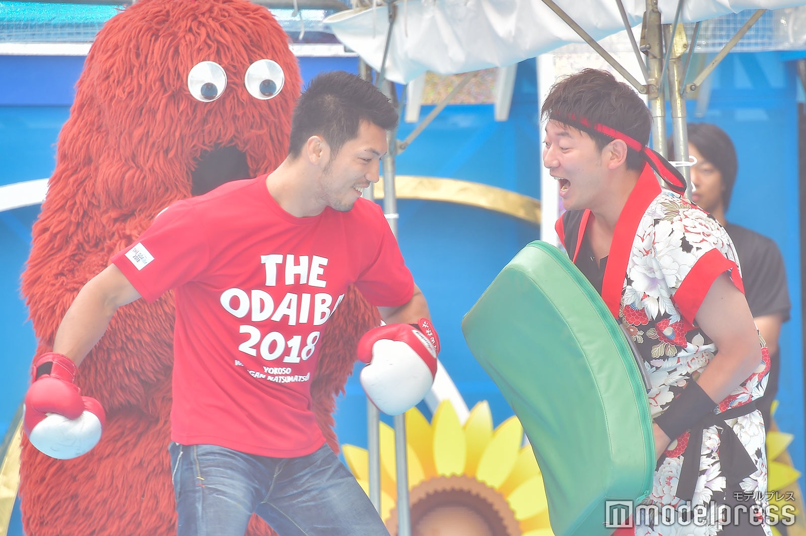 村田諒太選手のパンチを浴びる谷岡慎一アナ （C）モデルプレス