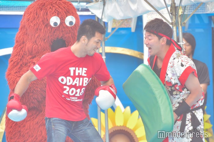 村田諒太選手のパンチを浴びる谷岡慎一アナ (C)モデルプレス