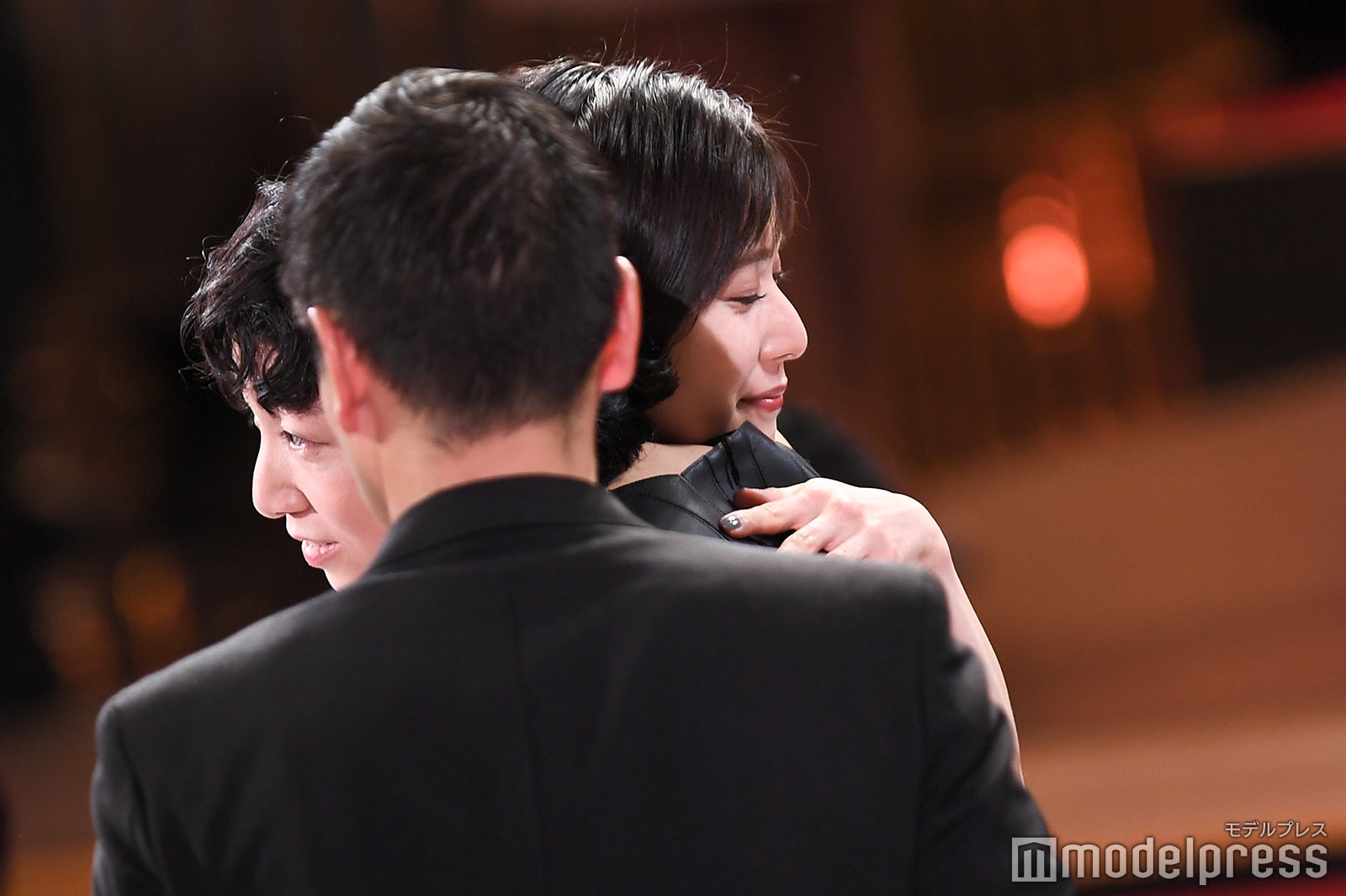 ハグで喜び合う安藤サクラ、松岡茉優 （C）モデルプレス