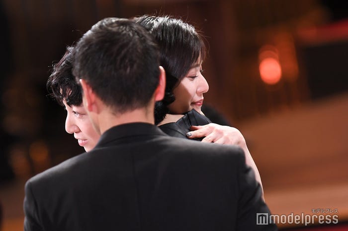 ハグで喜び合う安藤サクラ、松岡茉優 (C)モデルプレス