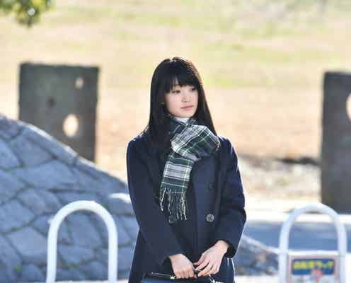 剛力彩芽、黒髪ロングの女子高生姿で“青春デート”