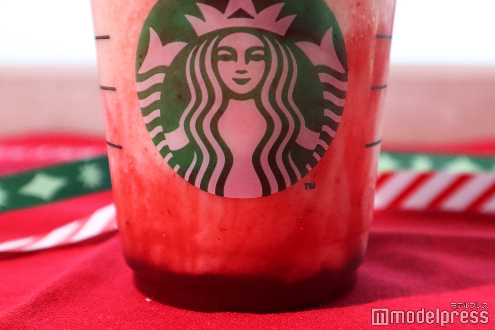 「ミックスベリーソース」はカップの底までたっぷり（C）モデルプレス