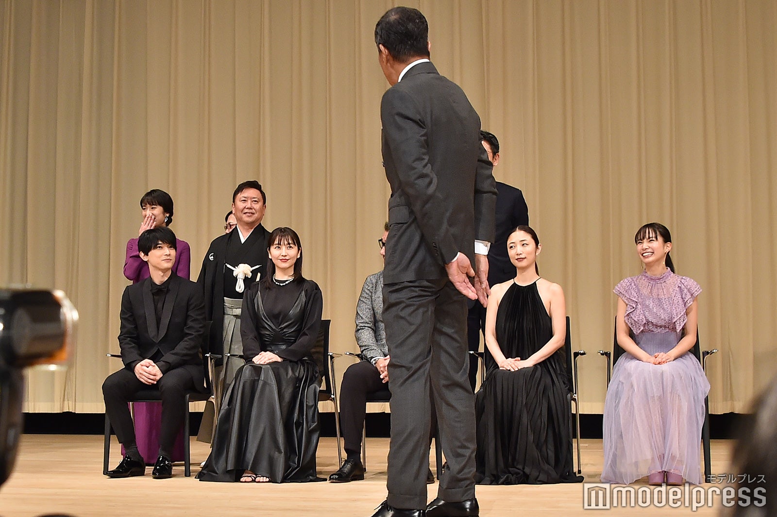 フォトセッション時に全体の位置を確かめる舘ひろし （C）モデルプレス