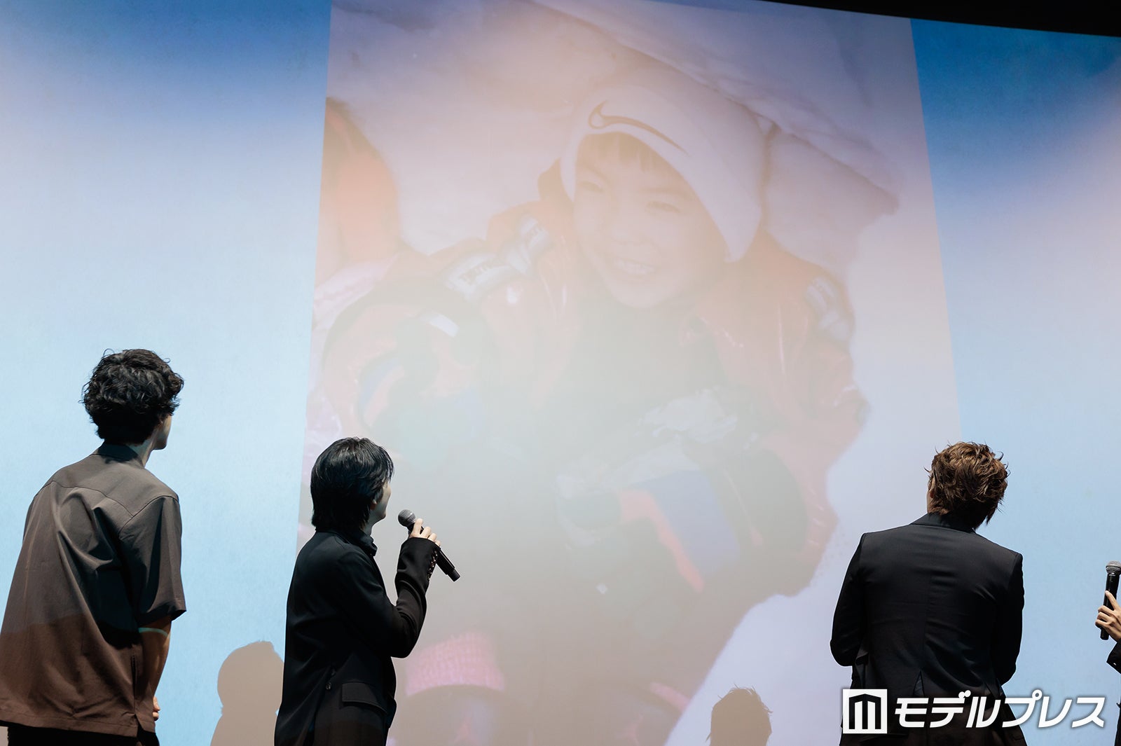 前田公輝の幼少期写真を見る一同（C）モデルプレス