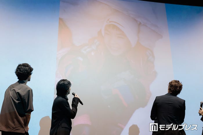 前田公輝の幼少期写真を見る一同(C)モデルプレス