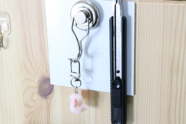 ダイソーの磁石がくっつくスチールタイル