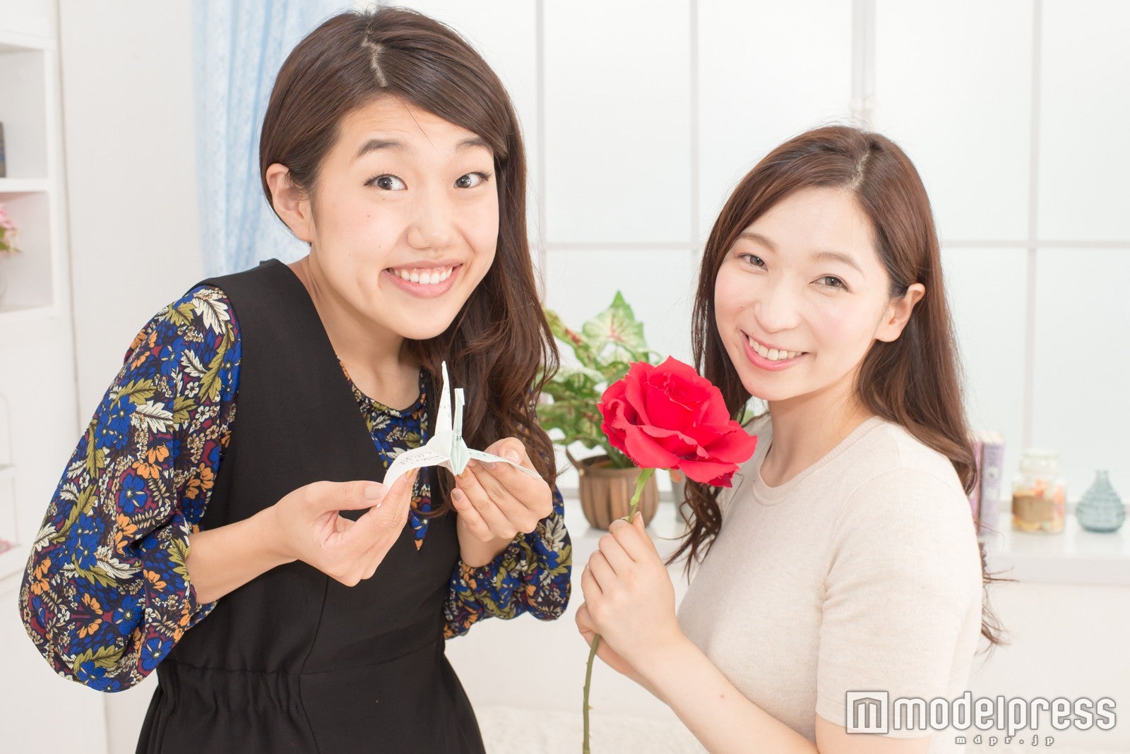 （左から）横澤夏子、鶴愛佳（C）モデルプレス