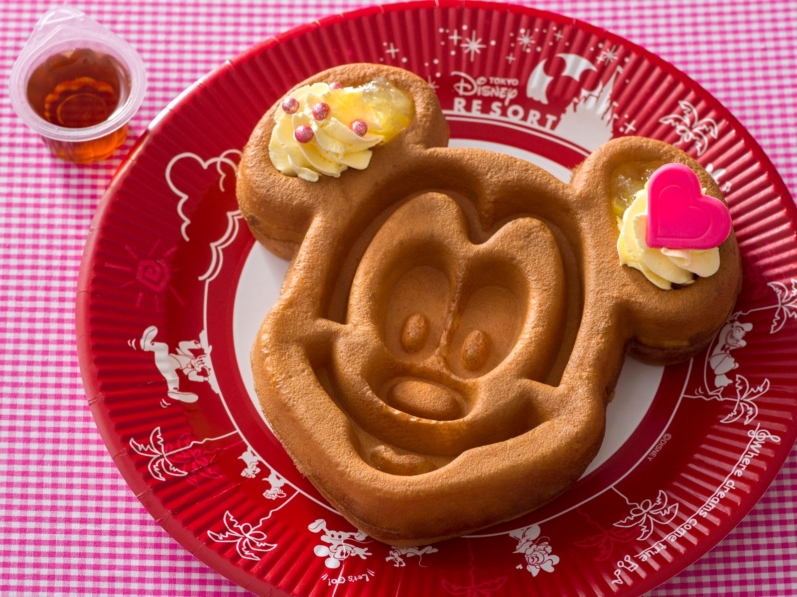 ミッキーワッフル、レモン＆チーズホイップとメイプルソース付き¥800（C）Disney