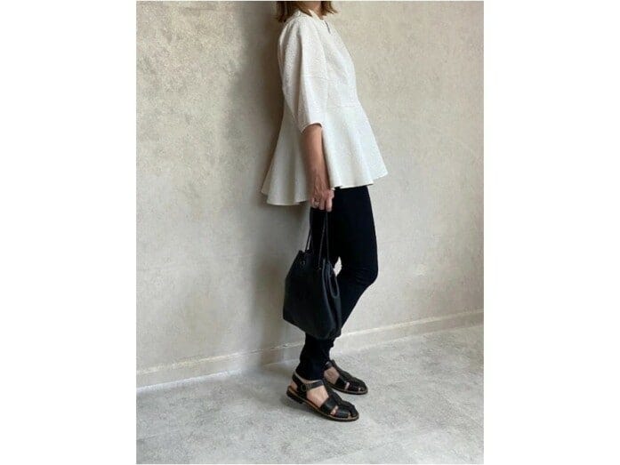 ふんわり服もモノトーンならシャープに、スタイリッシュに着られます　出典：WEAR