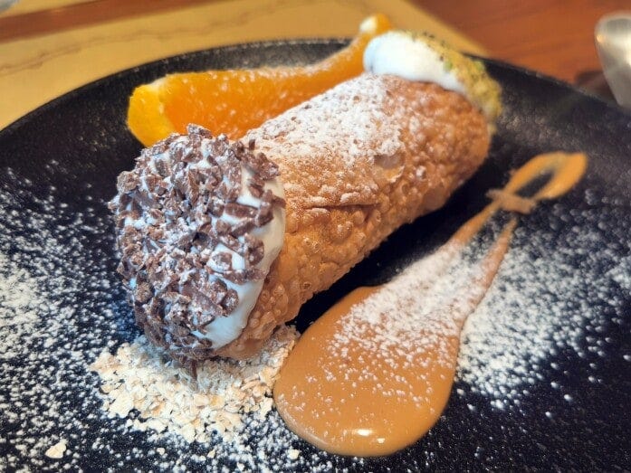 イタリア料理店で、ドルチェとして用意されていることも多い「カンノーロ」