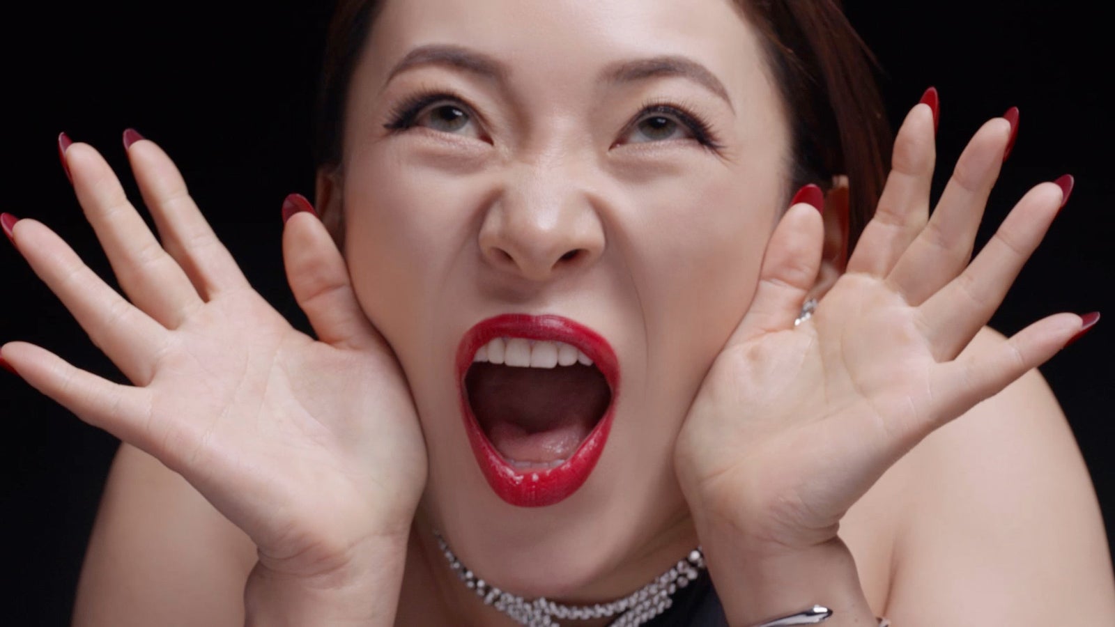 フワちゃん／新CM「その正体は」篇より（提供写真）