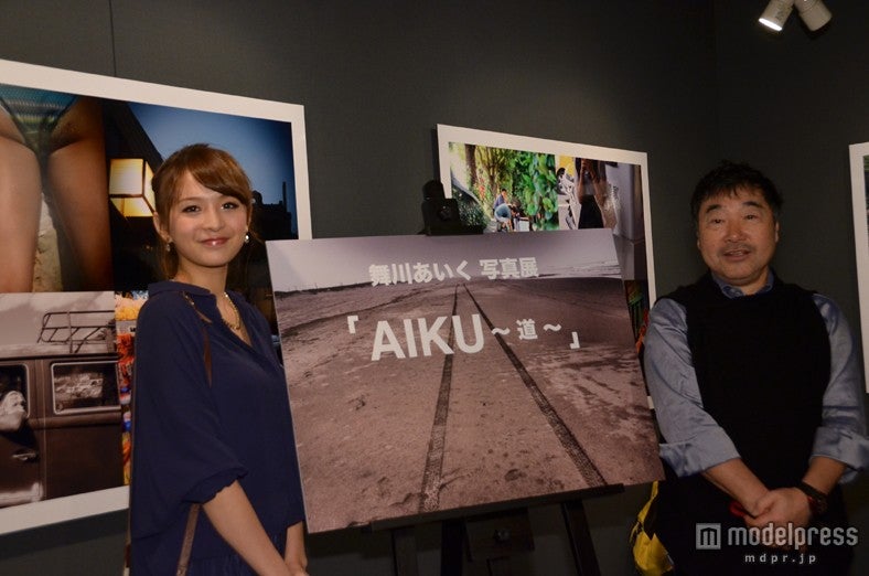 （左から）舞川あいく、写真家・山岸伸