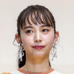 井桁弘恵、“上下のギャップが…”個性的なパンツルックに反響続々「凄い衣装」「個性的なパンツですね」