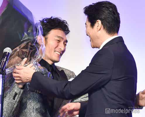 草なぎ剛、堤真一のサプライズ登場に感激「青天を衝け」慶喜&円四郎が再会のハグ<第59回ギャラクシー賞>