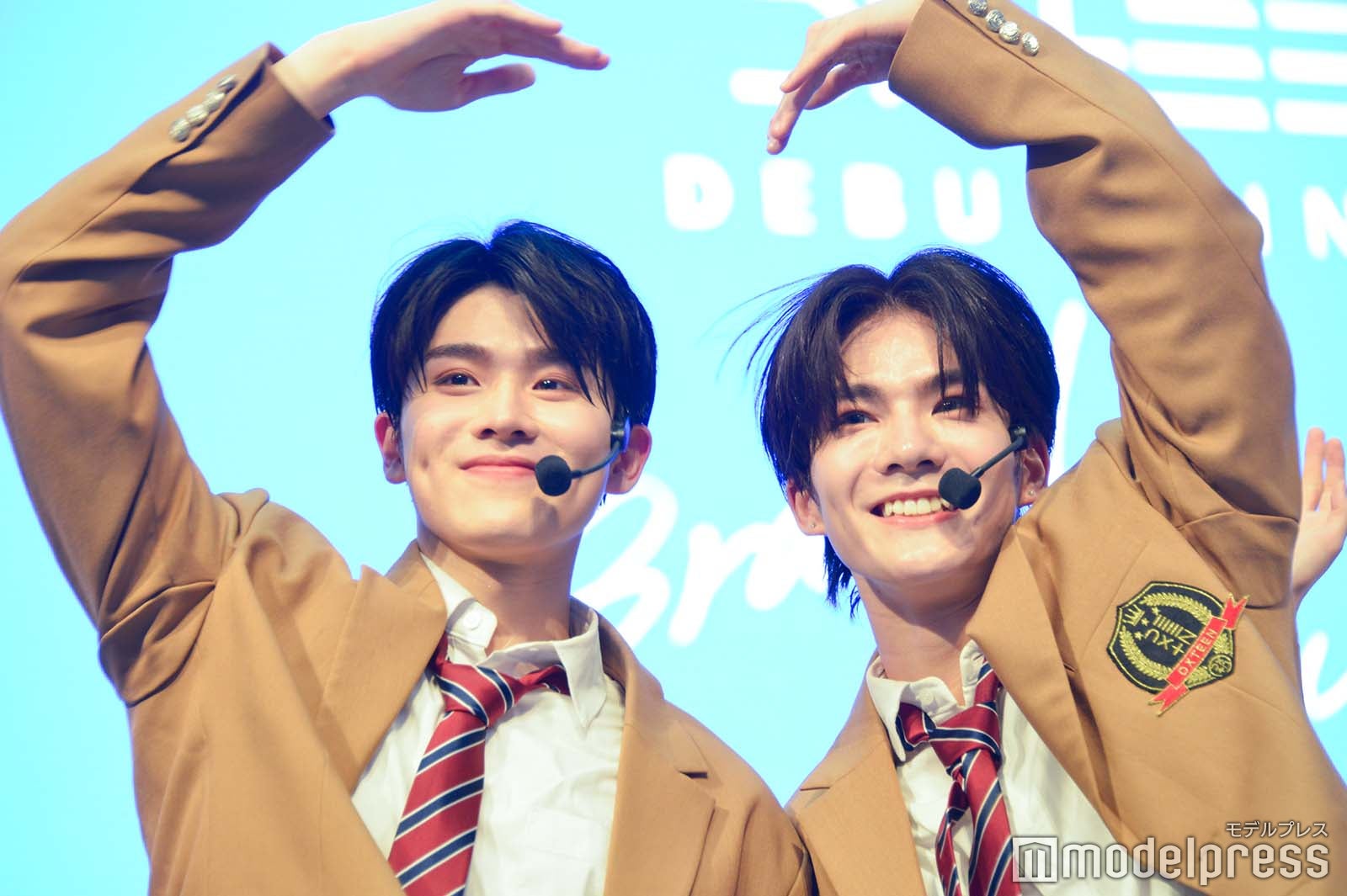 一緒にハートを創る大久保波留と谷口太一（C）モデルプレス