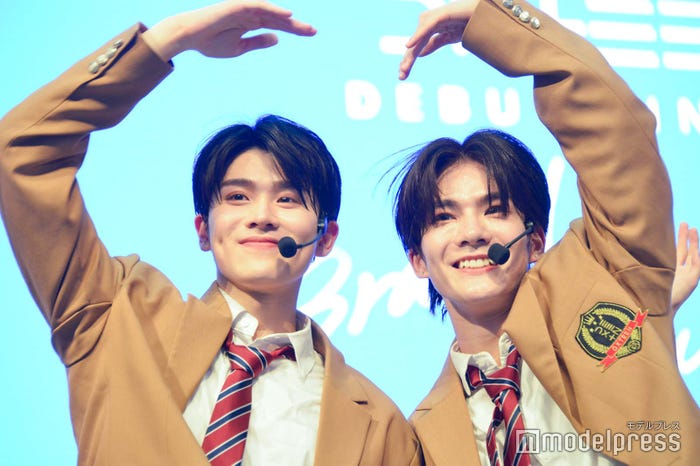 一緒にハートを創る大久保波留と谷口太一(C)モデルプレス