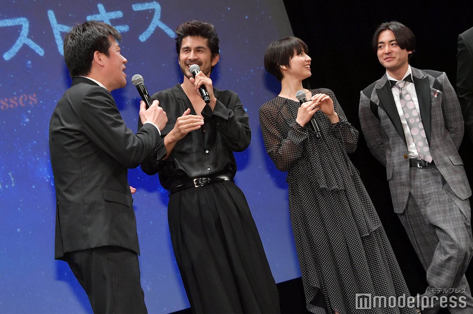 ツッコミを入れる佐藤二朗 （C）モデルプレス