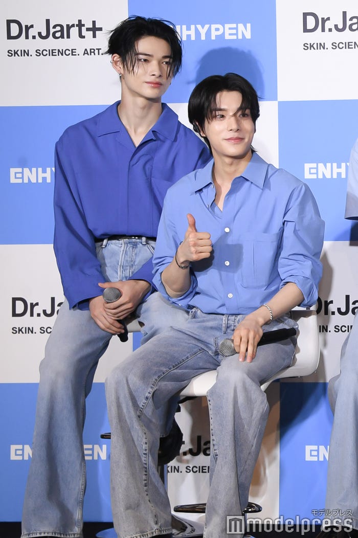 しっかり締めコメントをこなしてグッドサインを決めるJAKE(ジェイク)(C)モデルプレス