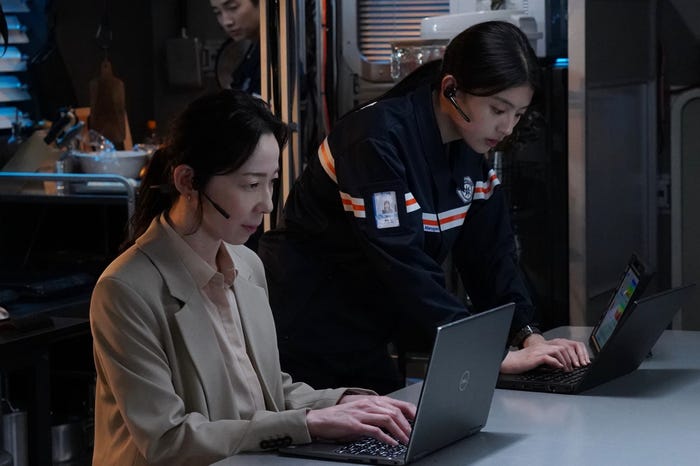 平岩紙、出口夏希「ブルーモーメント」第7話より(C)フジテレビ