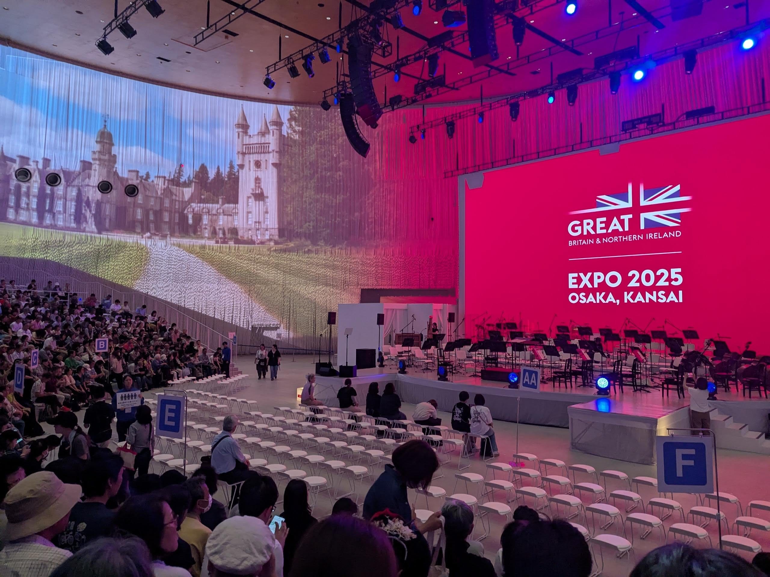 訪れた日はイギリスのナショナルデー。EXPOホールでは「プラネット・アースIII ライブ・イン・コンサート」という、イギリスBBCの大自然を舞台にした映像にオーケストラの生演奏という本当に素晴らしいプログラムが開催された。イベント内容を見て訪問日を決めるのもいい