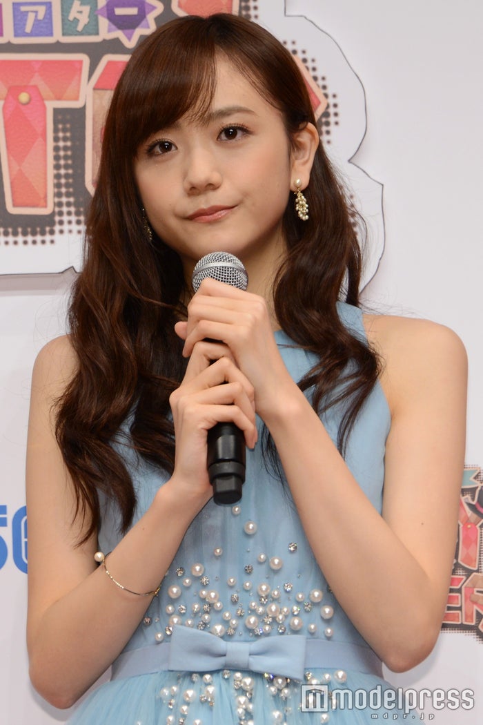 松井愛莉 シンデレラ風 ブルードレス 上品オレンジリップで大人可愛く ファッションチェック モデルプレス