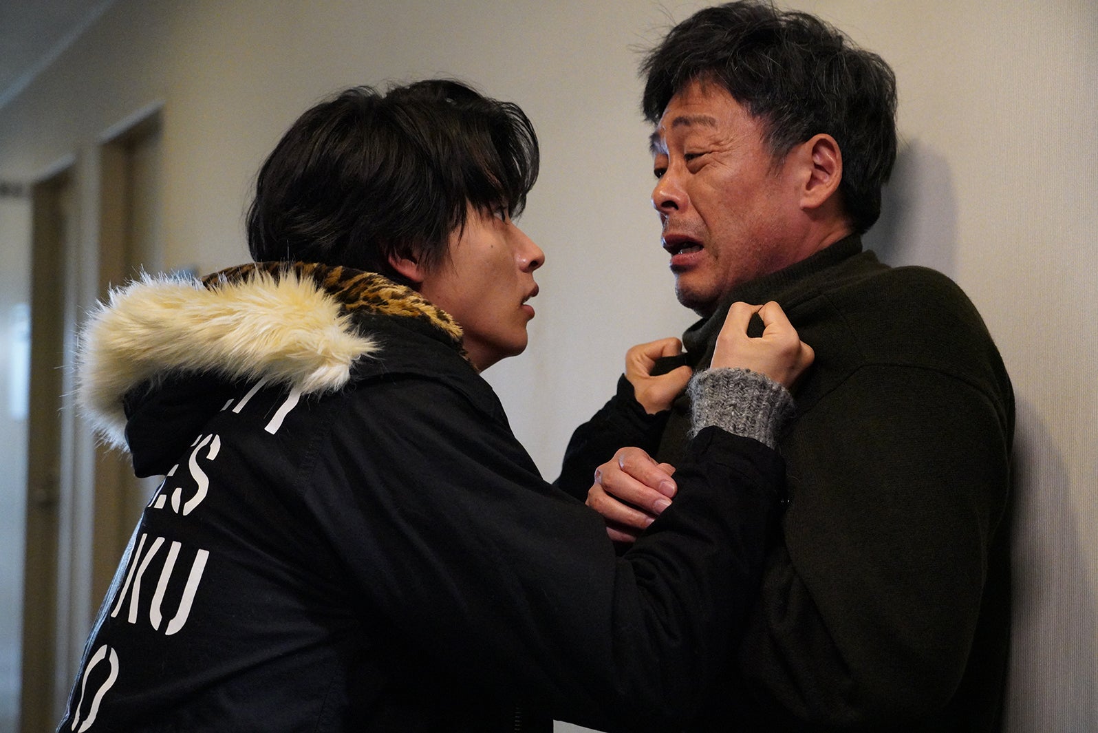 山崎賢人、光石研／「トドメの接吻」第8話より（C）日本テレビ