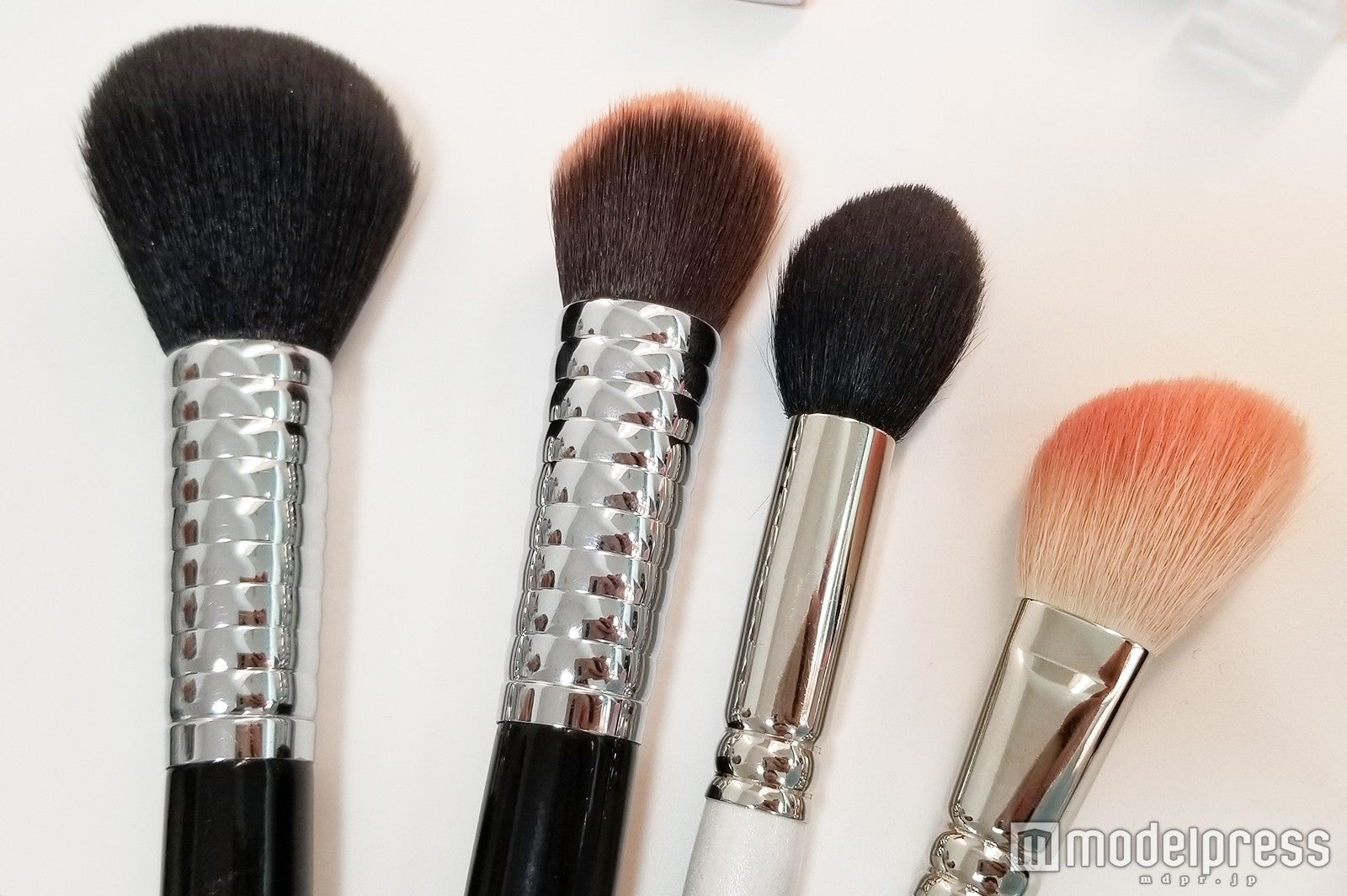 チーク用の筆（C）モデルプレス