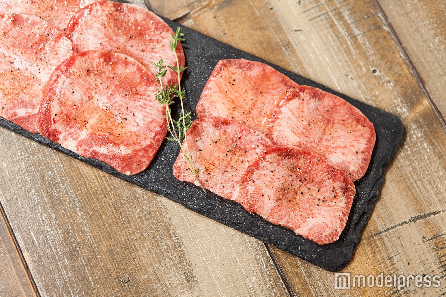 「熟成タンと牛タンの食べ比べ」2480円／画像提供：カルネヴァーレ